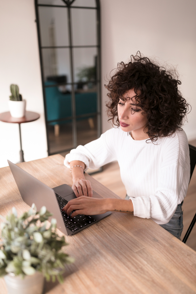 Visuel d'une femme sur un ordinateur